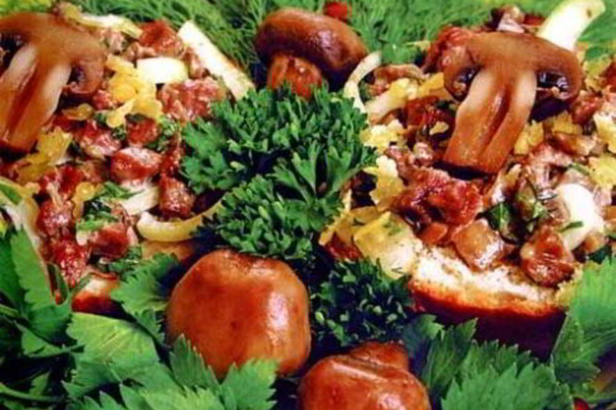 Рецепт горячих бутербродов с мясом и грибами