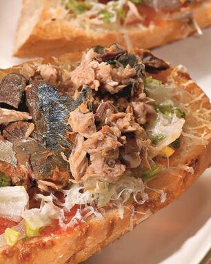 Горячие бутерброды с рыбными консервами