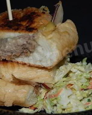 Оригинальные бутерброды с грушей и сыром бри