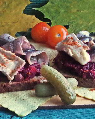 Открытый бутерброд с овощами и килькой