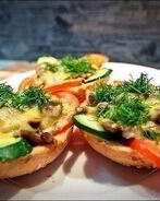 Простые горячие бутерброды с овощами и грибами