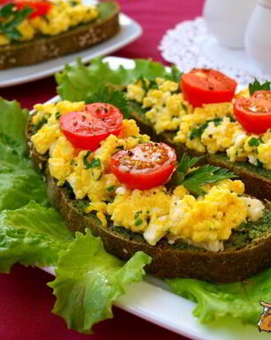 Зеленые бутерброды с омлетом и брынзой