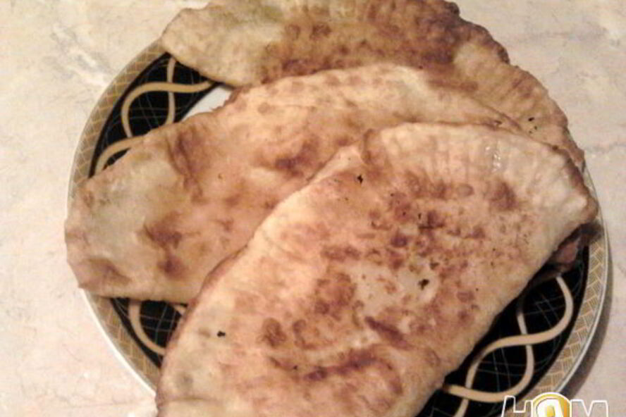 Рецепт чебуреков с мясом, сыром и помидорами