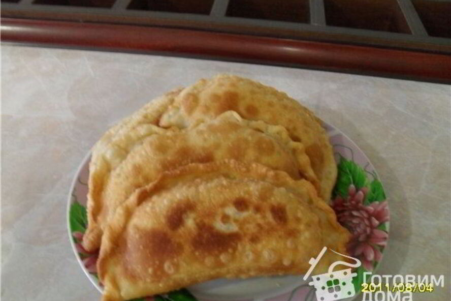 Рецепт чебуреков с помидорами и сыром