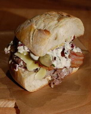 Чизбургер с беконом и дижонским соусом