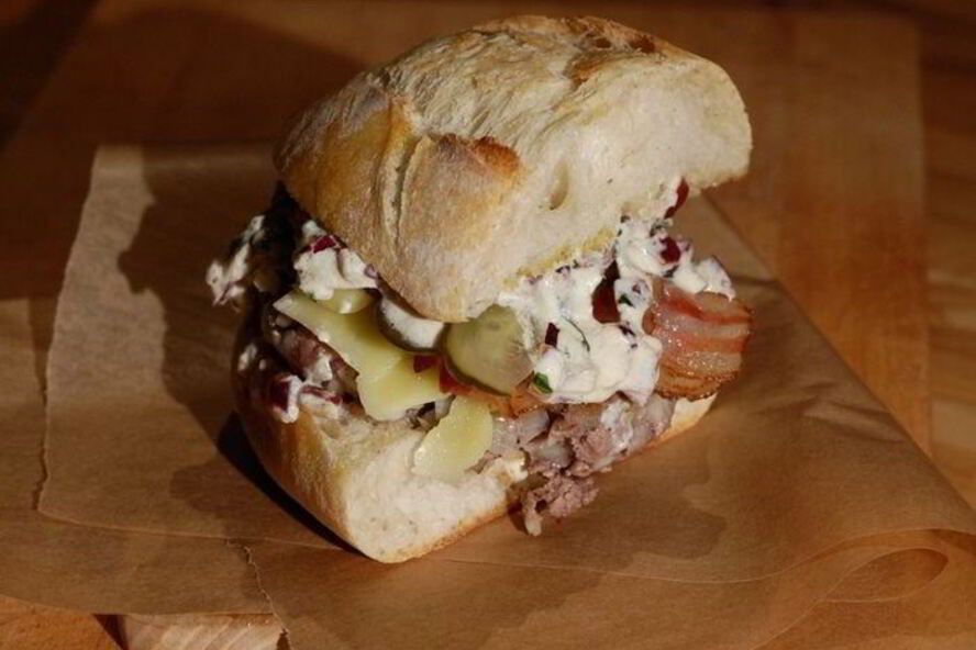 Рецепт чизбургера с беконом и дижонским соусом