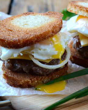 Чизбургер с гренками и яйцом
