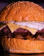 Чизбургер с карамелизованным луком с бальзамическим уксусом и соусом тар-тар