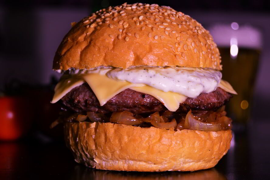 Рецепт чизбургера с карамелизованным луком с бальзамическим уксусом и соусом тар-тар