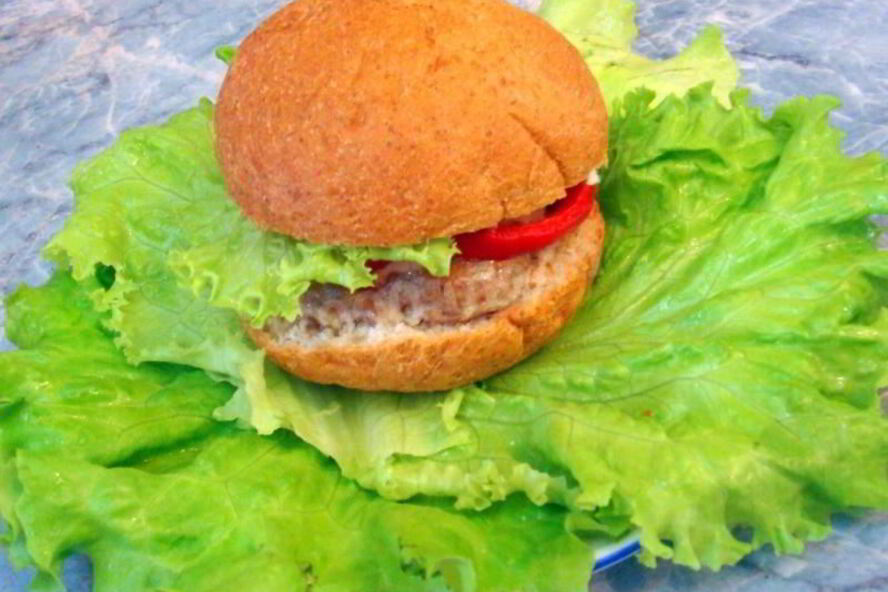 Рецепт чизбургера с котлетой и запеченными овощами