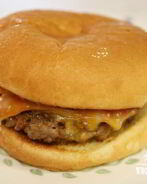 Чизбургеры с говядиной, беконом и сыром