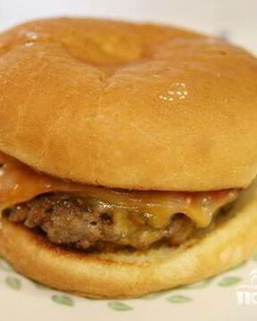 Чизбургеры с говядиной, беконом и сыром