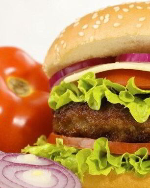 Домашние чизбургер с овощами
