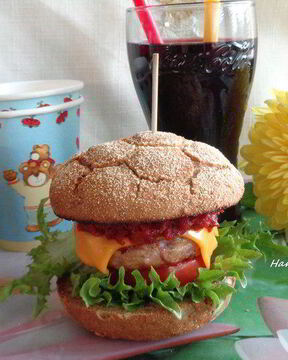Домашний чизбургер с соусом барбекю