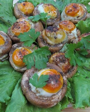 Фаршированные перепелиными яйцами грибы