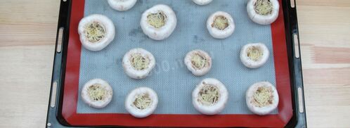 фаршированные перепелиными яйцами грибы. Шаг 3