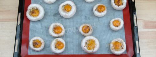 фаршированные перепелиными яйцами грибы. Шаг 4