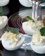 Фаршированные сыром с тархуном яйца цесарки