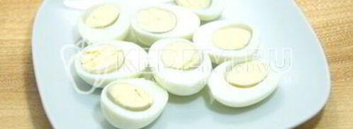 фаршированные яйца дед мороз. Шаг 3