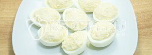 фаршированные яйца дед мороз. Шаг 6