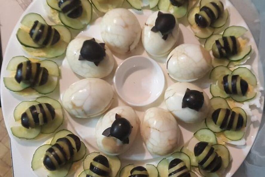 Рецепт фаршированных яиц пчелки