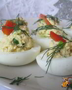 Фаршированные яйца с беконом
