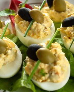 Фаршированные яйца с каперсами и анчоусами по-средиземноморски