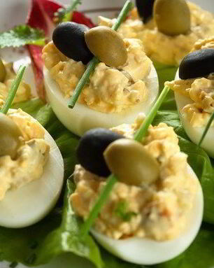 Фаршированные яйца с каперсами и анчоусами по-средиземноморски