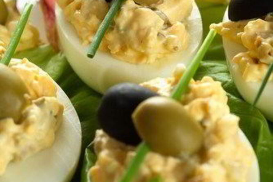 Рецепт фаршированных яиц с каперсами и анчоусами по-средиземноморски