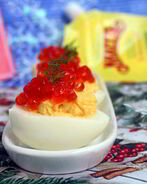 Фаршированные яйца с сыром и красной икрой