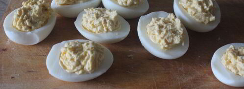 фаршированные яйца с сыром и красной икрой. Шаг 7