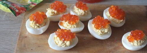 фаршированные яйца с сыром и красной икрой. Шаг 8