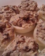 Фаршированные яйца сливочным сыром и черной икрой