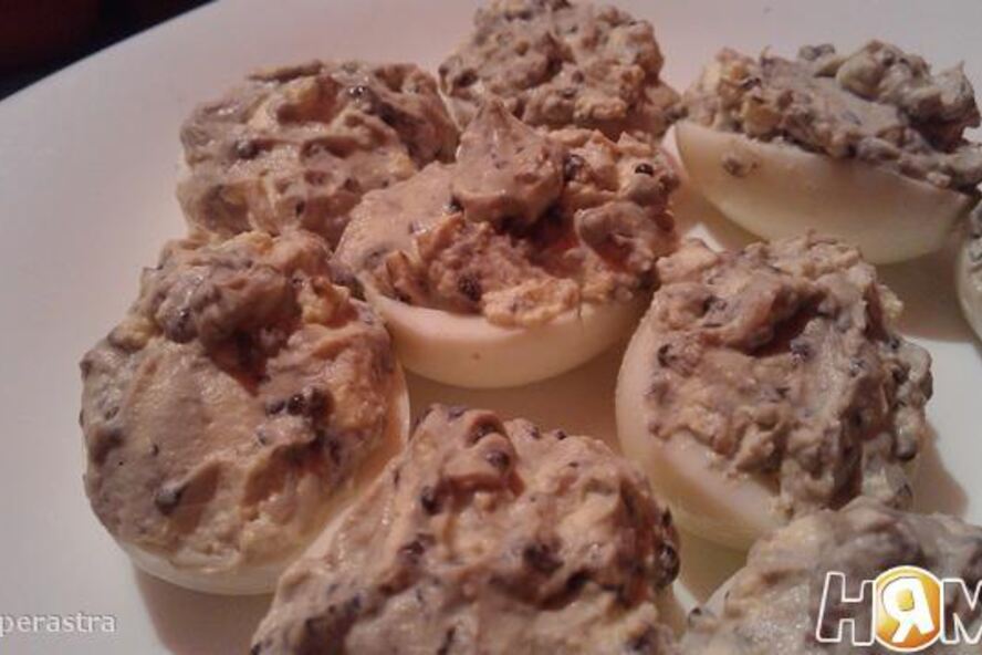 Рецепт фаршированных яиц сливочным сыром и черной икрой