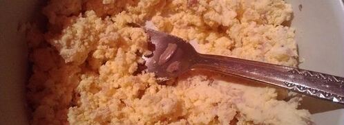 фаршированные яйца сливочным сыром и черной икрой. Шаг 4