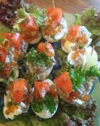 Канапе яйца фаршированные ореховой начинкой