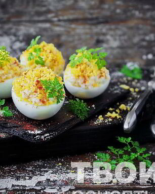 Яйца, фаршированные кальмарами