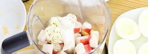 яйца, фаршированные крабовыми палочками. Шаг 8