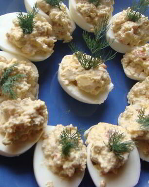 Яйца, фаршированные креветками и оливками