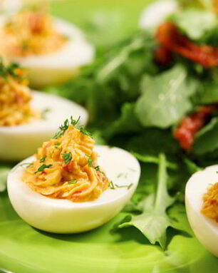 Яйца, фаршированные семгой и сливочным сыром