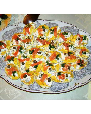 Яйца фаршированные семгой с икорным соусом