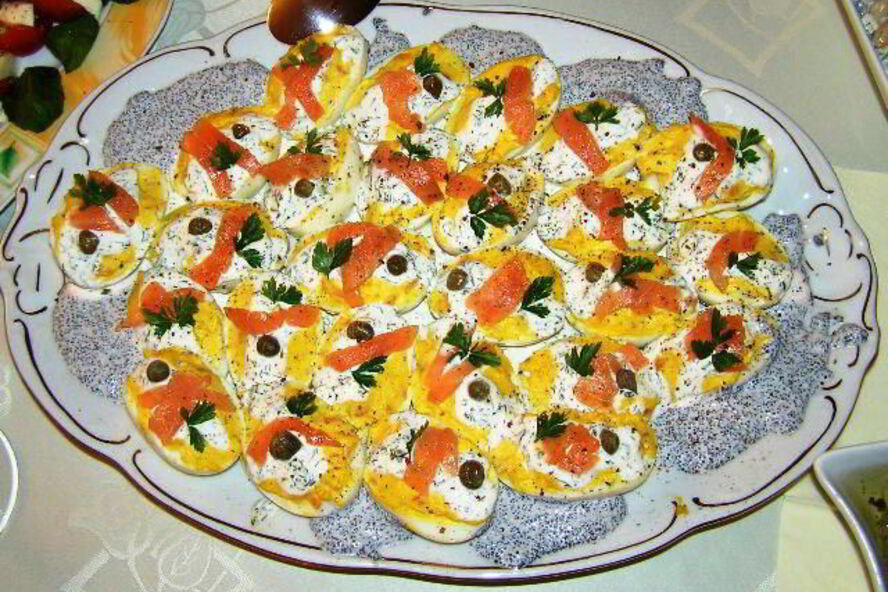 Рецепт яиц фаршированных семгой с икорным соусом