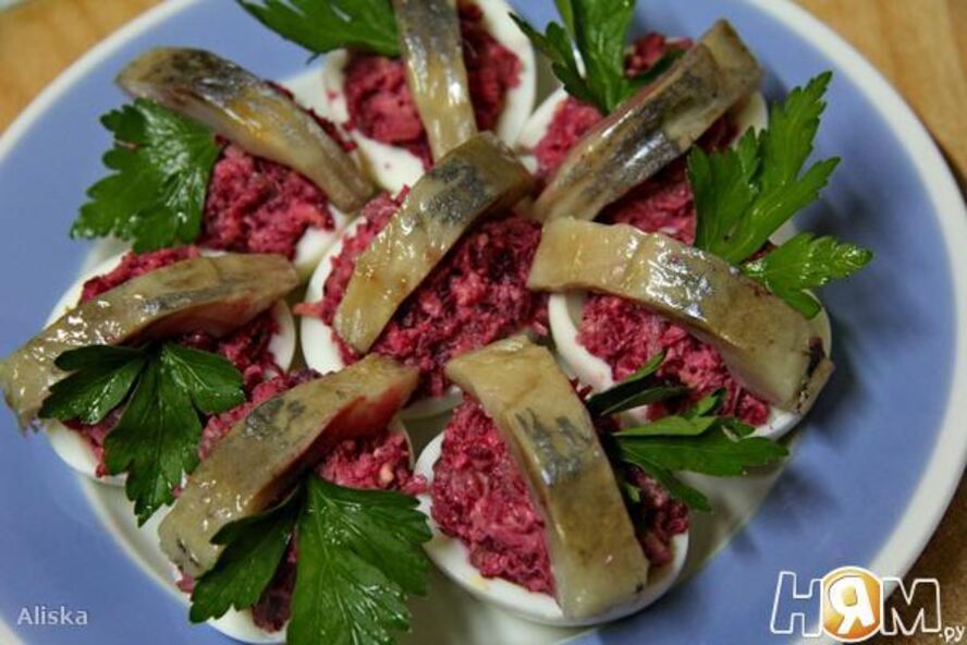 Рецепт яиц, фаршированных свеклой с сельдью
