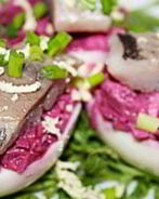 Яйца фаршированные свеклой, сыром и сельдью