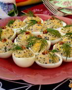 Яйца фаршированные тунцом и икрой из водорослей