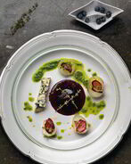 Голубой сыр с луком и черничным соусом