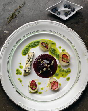 Голубой сыр с луком и черничным соусом