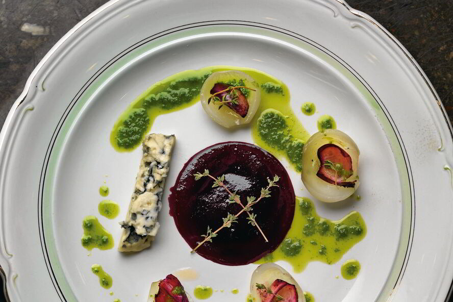 Рецепт голубого сыра с луком и черничным соусом