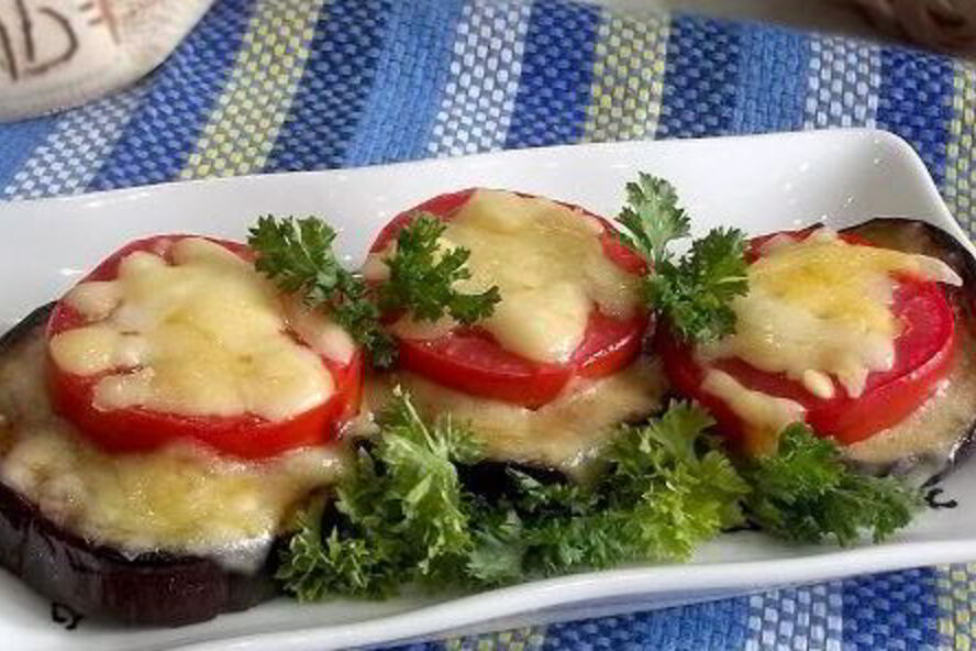 Рецепт горячей закуски из баклажанов и помидоров под сыром