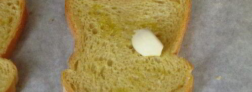 чесночные гренки с муссом из авокадо и лососем. Шаг 3